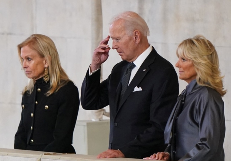 Biden Y L Deres Mundiales Se Re Nen En Londres Para Funeral De La