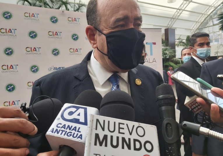 Giammattei confirma llegada de vacunas al paí­s donadas por México