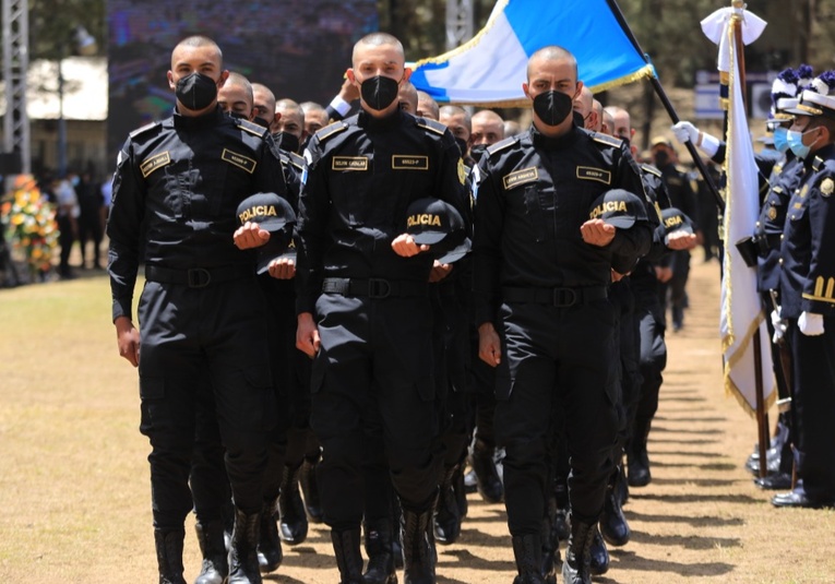 Los Agentes De La Pnc Utilizar N Un Nuevo Uniforme De Color Azul Oscuro