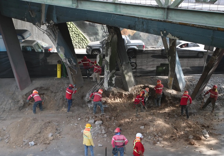 Polic A De Tr Nsito Controla El Flujo Vehicular Tras Da Os En El Puente