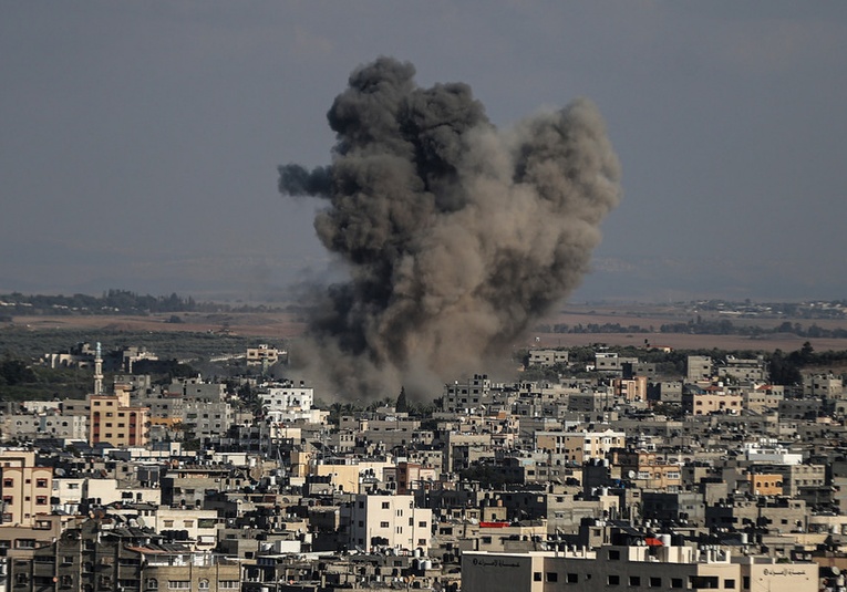 12 periodistas mueren por los bombardeos masivos israelíes contra la Franja de Gaza 12-periodistas-mueren-por-los-bombardeos-masivos-israelies-contra-la-franja-de-gaza-101702-101801.jpg