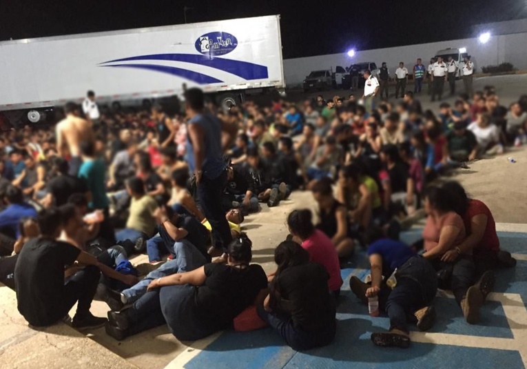 224 inmigrantes guatemaltecos son rescatados de un trailer abandonado en Veracruz, México 224-inmigrantes-guatemaltecos-son-rescatados-de-un-trailer-abandonado-en-veracruz-mexico-120514-120520.jpg