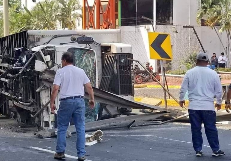 Transporte pesado deja  a piloto atrapado bajo automotor accidente-115158-115636.jpg