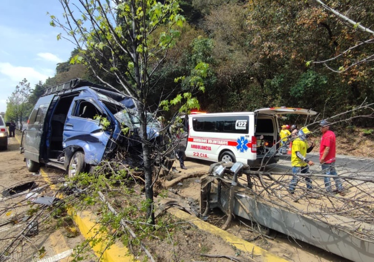 Accidente de microbús deja a diez heridos en ruta Interamericana accidente-de-microbus-deja-a-diez-heridos-en-ruta-interamericana-130757-130809.jpg