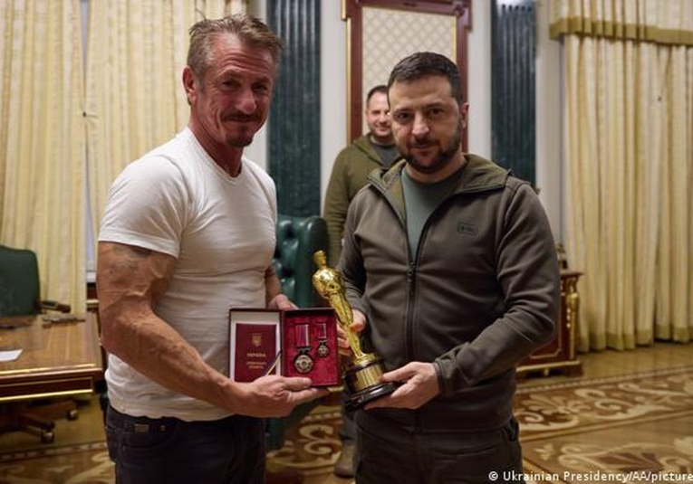 Actor Sean Penn entrega a Zelenski su Oscar como sí­mbolo de fe en la victoria de Ucrania actor-sean-penn-entrega-a-zelenski-su-oscar-como-simbolo-de-fe-en-la-victoria-de-ucrania-115214-115318.jpg