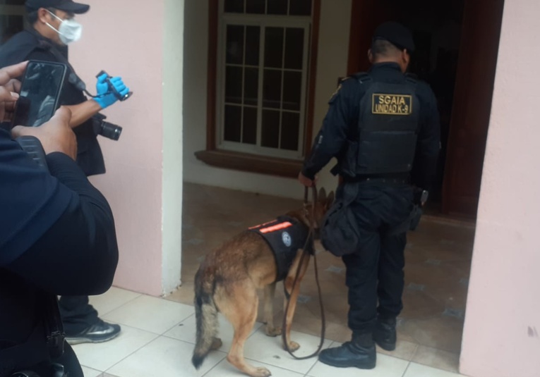 Agentes antinarcóticos realizan allanamientos en Malacatán y encuentran dinero y arma de fuego agentes-antinarcoticos-realizan-allanamientos-en-malacat-n-y-encuentran-dinero-y-arma-de-fuego-124851-124902.jpg