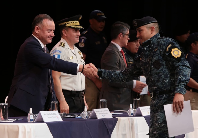Agentes de la Policía Nacional Civil certificados en el manejo del idioma inglés agentes-de-la-policia-nacional-civil-certificados-en-el-manejo-del-idioma-ingles-133830-133942.jpg