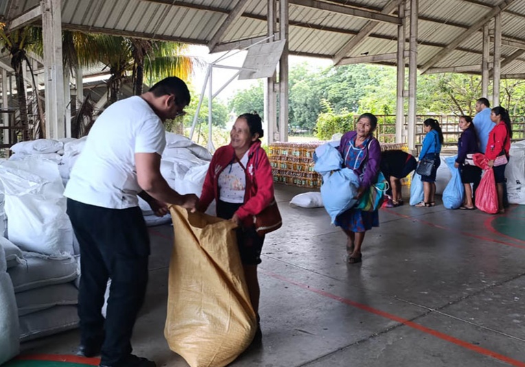 slide Agricultura distribuirá raciones alimenticias a familias afectadas por la tormenta Sara