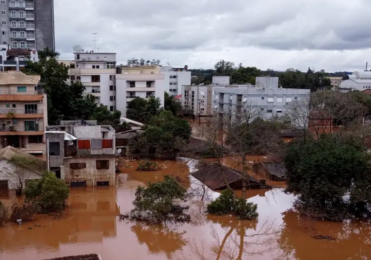 Agua en el sur de Brasil baja de a poco y muestra estragos