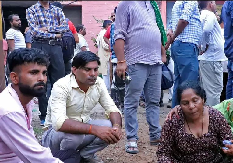 Al menos 116 personas mueren en estampida en India al-menos-116-personas-mueren-en-estampida-en-india-120147-120233.jpg