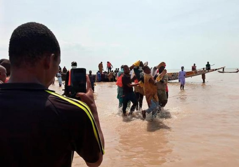 Al menos 29 fallecidos, la mayoría niños, en un naufragio en Nigeria
