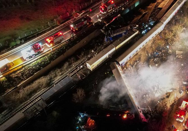 Al menos 36 muertos en accidente de tren de pasajeros en Grecia al-menos-36-muertos-en-accidente-de-tren-de-pasajeros-en-grecia-093734-093742.jpg