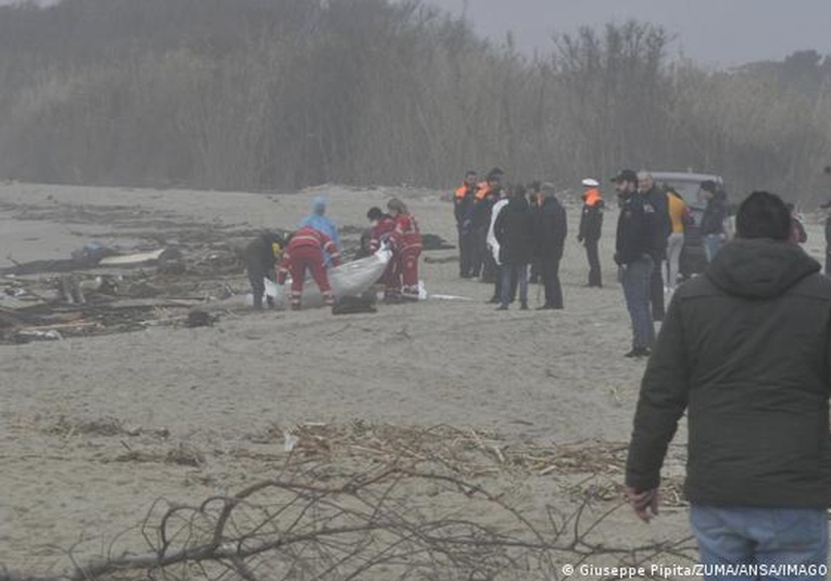 Al menos 40 migrantes mueren en naufragio en la costa de Italia al-menos-40-migrantes-mueren-en-naufragio-en-la-costa-de-italia-090619-090657.jpg