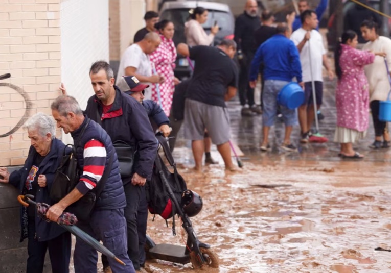 Al menos 63 muertos en devastadoras inundaciones en España al-menos-63-muertos-en-devastadoras-inundaciones-en-espana-100746-100750.jpg