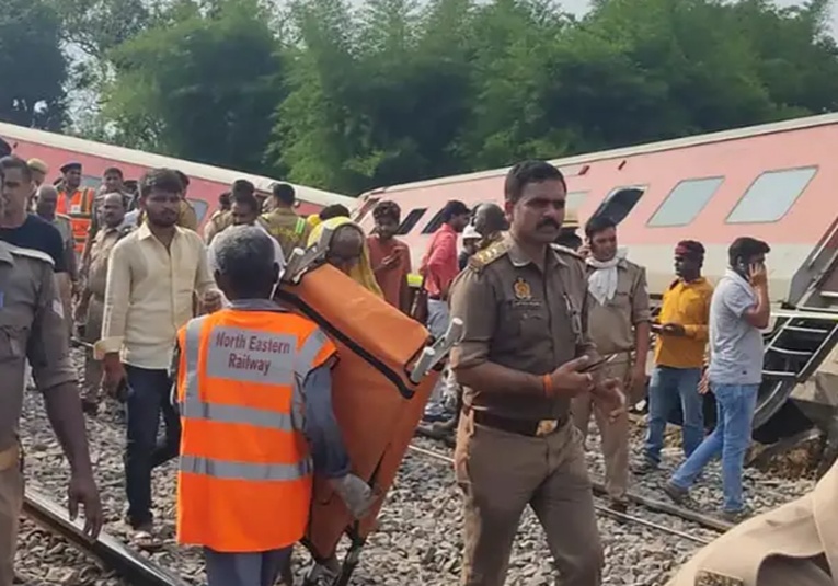 Al menos dos muertos tras descarrilarse un tren en la India al-menos-dos-muertos-tras-descarrilarse-un-tren-en-la-india-130042-130108.jpg