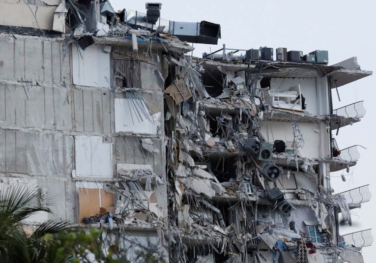 Al menos un muerto por derrumbe de edificio en Miami Beach al-menos-un-muerto-por-derrumbe-de-edificio-en-miami-beach-092254-092447.jpg