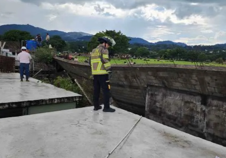 Alcalde de Mixco exige reparación urgente del muro del Cementerio Las Flores tras daños por lluvias alcalde-de-mixco-exige-reparacion-urgente-del-muro-del-cementerio-las-flores-tras-danos-por-lluvias-152819-152905.jpg