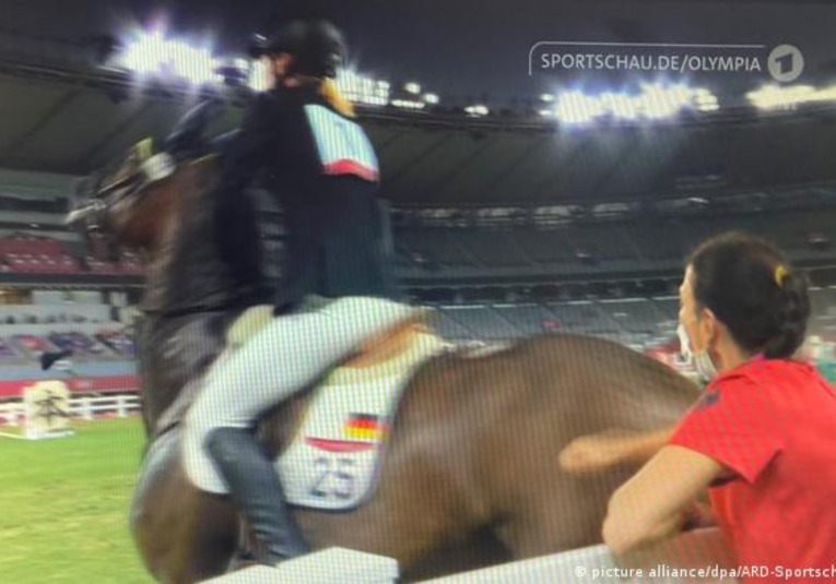 Amonestan a entrenadora alemana que golpeó a caballo en Tokio 2020 amonestan-a-entrenadora-alemana-que-golpeo-a-caballo-en-tokio-2020-092226-092550.jpg