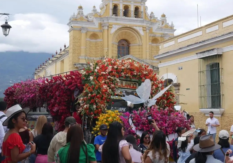 Antigua Guatemala recibe a 28 mil turistas salvadoreños durante el Festival de las Flores antigua-guatemala-recibe-a-28-mil-turistas-salvadorenos-durante-el-festival-de-las-flores-174125-174230.jpg