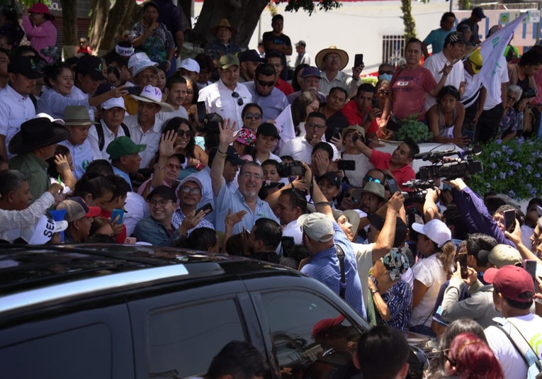 Arévalo expone plan de trabajo en gira por Jalapa, Jutiapa, Santa Rosa y Escuintla arevalo-expone-plan-de-trabajo-en-gira-por-jalapa-jutiapa-santa-rosa-y-escuin-110112-110143.jpg