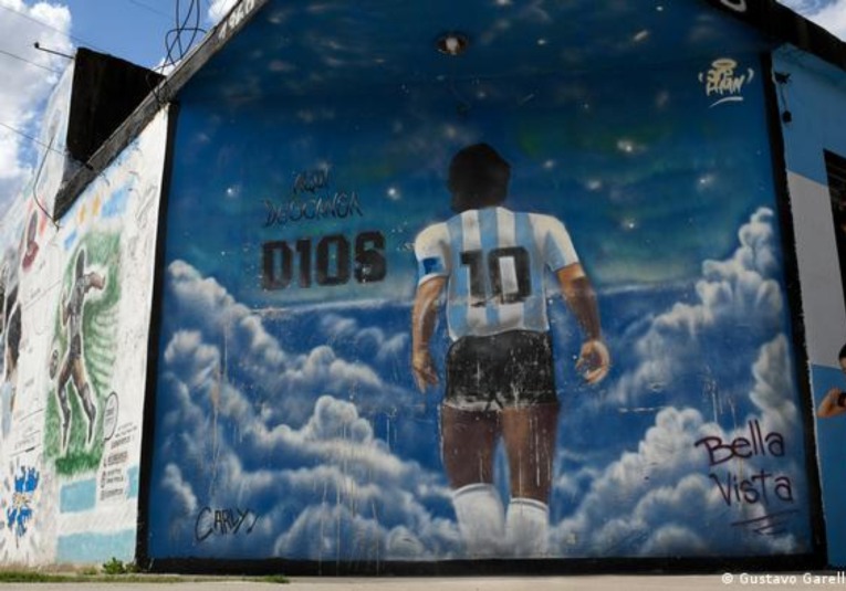 Argentina llora a Maradona un año después de su muerte argentina-llora-a-maradona-un-ano-despues-de-su-muerte-092549-092635.jpg