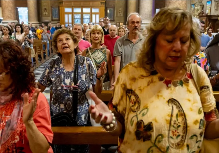 Argentinos rezan por la salud del papa Francisco argentinos-rezan-por-la-salud-del-papa-francisco-174341-174359.jpg