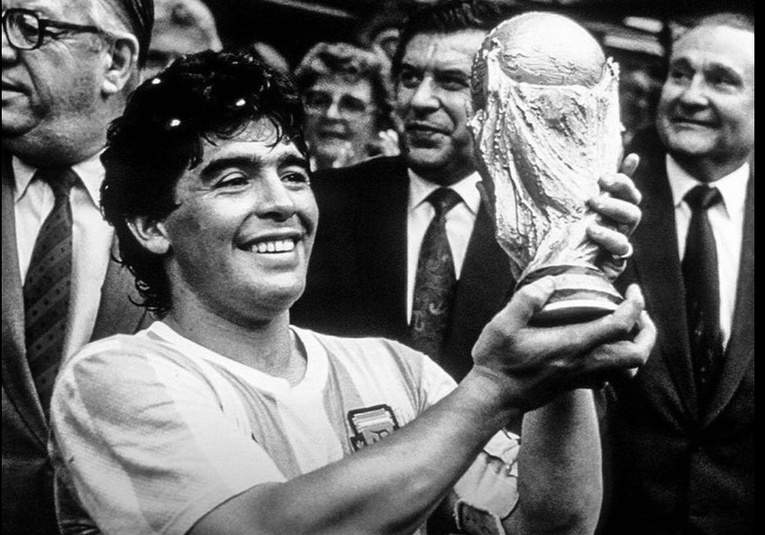 Aseguran que asesinaron a Maradona aseguran-que-asesinaron-a-maradona-092522-092530.jpg