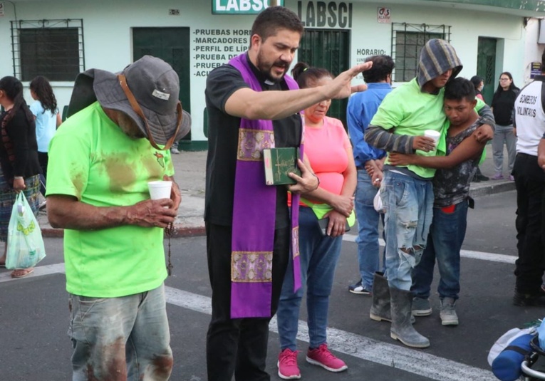 Así­ despidieron a Cristian Rosales, trabajador que perdió la vida al caer en un pozo asi-despidieron-a-cristian-rosales-trabajador-que-perdio-la-vida-al-caer-en-un-pozo-095512-095620.jpg