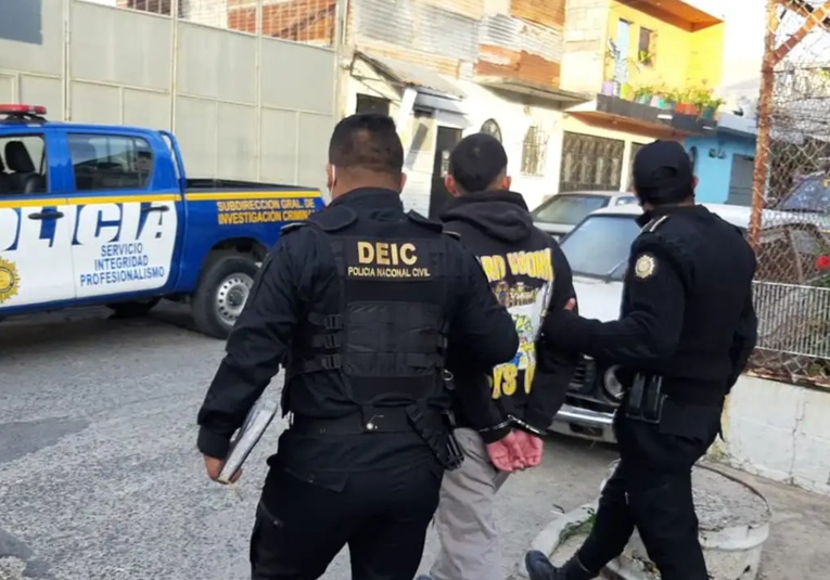 Autoridades capturan a 8 traficantes de personas cuando trasladaban a 54 migrantes autoridades-capturan-a-8-traficantes-de-personas-cuando-trasladaban-a-54-migrantes-192346-192610.jpg