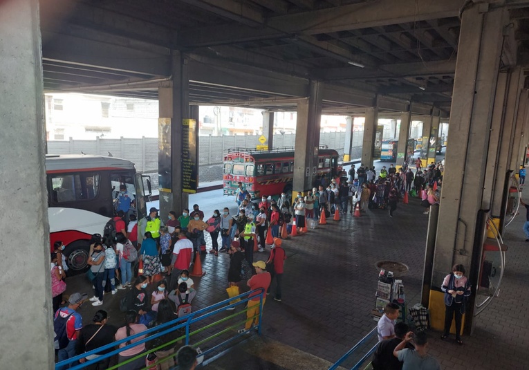Autoridades descubren a 80 migrantes venezolanos indocumentados en terminal de buses autoridades-descubren-a-80-migrantes-venezolanos-indocumentados-en-terminal-de-buses-161512-161619.jpg