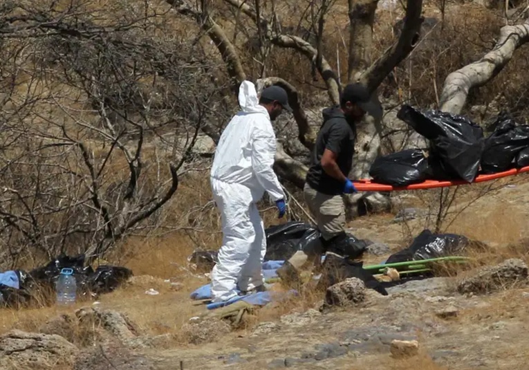 Autoridades recuperan 24 cadáveres de fosa en México autoridades-recuperan-24-cad-veres-de-fosa-en-mexico-091410-091423.jpg