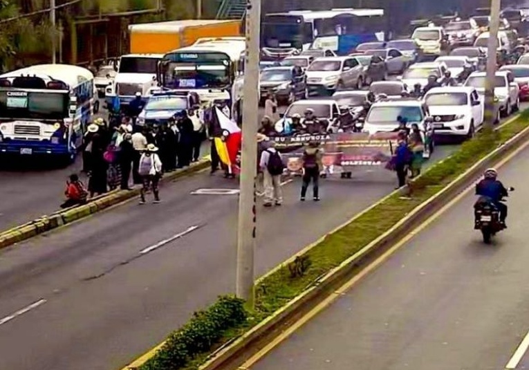 Autoridades y manifestantes acuerdan desbloquear rutas clave hacia El Salvador autoridades-y-manifestantes-acuerdan-desbloquear-rutas-clave-hacia-el-salvador-152029-152053.jpg