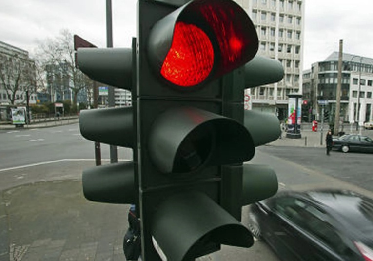  Avanzan trabajos para semáforos inteligentes en la ciudad capital