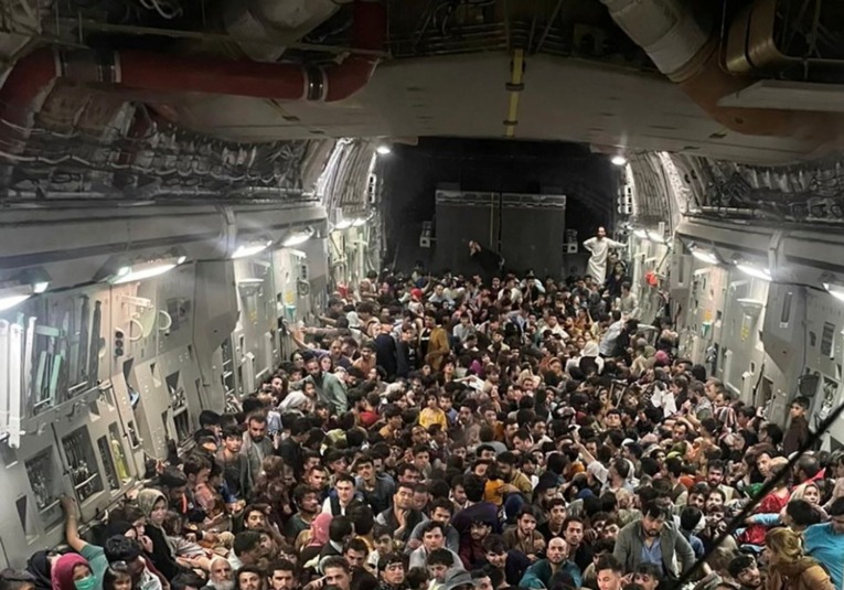 Avión militar estadounidense establece récord al evacuar a 823 personas de Afganistán avion-militar-estadounidense-establece-record-al-evacuar-a-823-personas-de-afganist-n-095258-095340.jpg