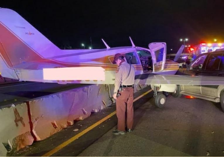 Avioneta realiza un impresionante aterrizaje en una autopista de E.E.U.U.