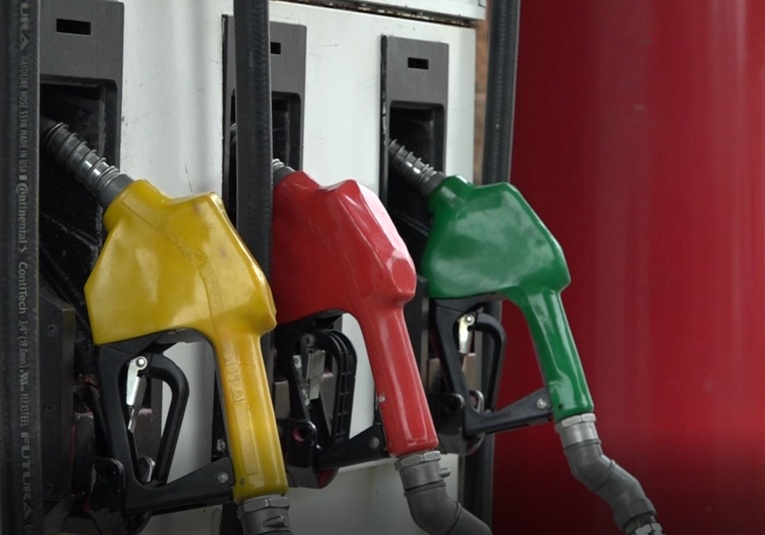 Bajan considerablemente los precios de gasolina y diésel desde este lunes