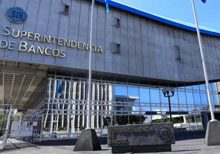 Bancos no atenderán viernes y lunes por feriados del sector y Día del Ejército