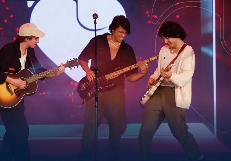 Banda TIMO y reconocidos cantantes internacionales brillan en la Teletón, dejando un legado de música y esperanza banda-timo-y-reconocidos-cantantes-internacionales-brillan-en-la-teleton-dejando-un-legado-de-musica-y-esperanza-104635-105058.jpg