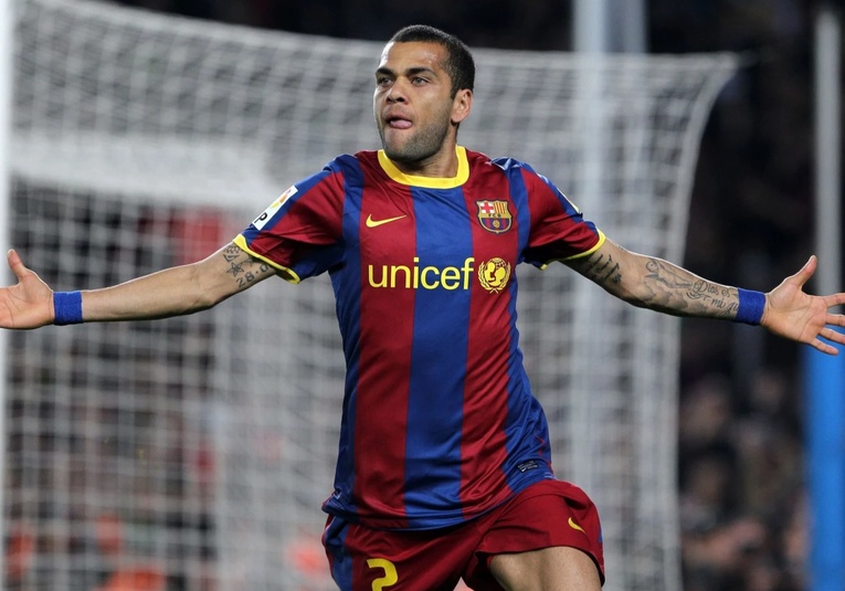 Barcelona borró a Dani Alves de su lista de leyendas