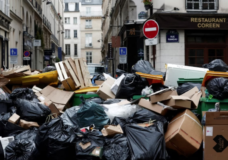 Basura acumulada opaca brillo de Parí­s en plena huelga por pensiones basura-acumulada-opaca-brillo-de-paris-en-plena-huelga-por-pensiones-105021-105219.png