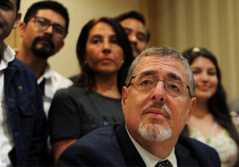 Bernardo Arevalo denuncia plan que pretende dejar fuera de la contienda a Movimiento Semilla bernardo-arevalo-denuncia-plan-que-pretende-dejar-fuera-de-la-contienda-a-movimiento-semilla-163626-163804.png