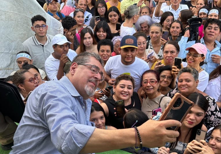 Bernardo Arevalo expone sus planes en salud y combate a la corrupción durante gira departamental bernardo-arevalo-expone-sus-planes-en-salud-y-combate-a-la-corrupcion-durante-gira-departamental-094024-094557.jpg