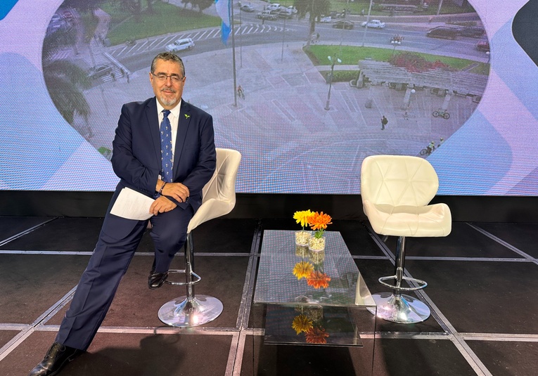 Bernardo Arévalo expresa lamento por falta de debate con Sandra Torres de la UNE bernardo-arevalo-expresa-lamento-por-falta-de-debate-con-sandra-torres-de-la-une-143144-143242.jpg