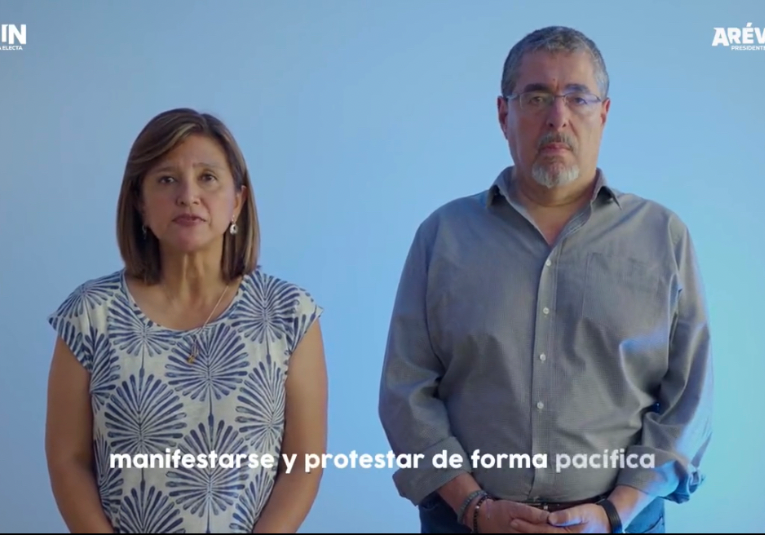 Bernardo Arévalo y Karin Herrera llaman a la población guatemalteca a manifestarse pacíficamente bernardo-arevalo-y-karin-herrera-llaman-a-la-poblacion-guatemalteca-a-manifestarse-pacificamente-083319-083446.png