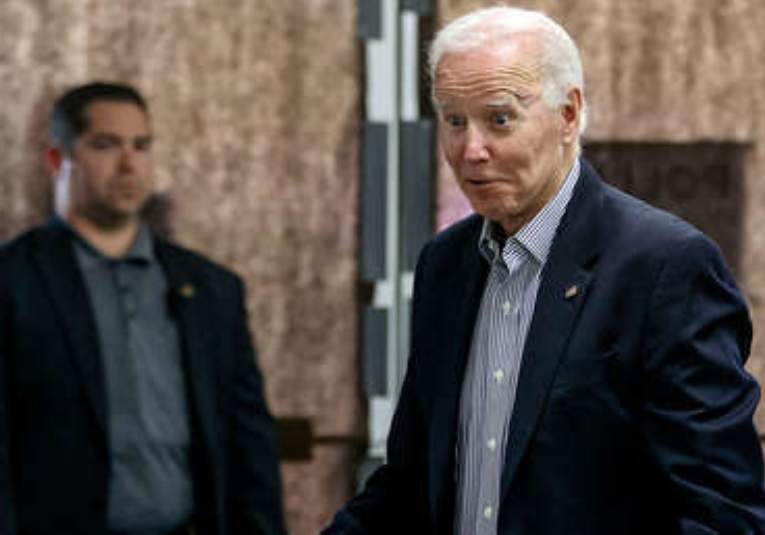 Biden pide ayuda a un voluntario durante su votación anticipada de medio mandato. biden-pide-ayuda-a-un-voluntario-durante-su-votacion-anticipada-de-medio-mandato-095427-095438.png