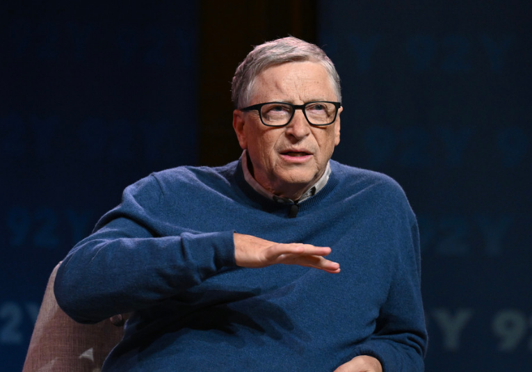 Bill Gates dice que es  bill-gates-dice-que-es-tr-gico-si-la-teoria-conspirativa-sobre-microchips-en-la-que-lo-involucran-impide-que-las-personas-se-vacunen-064946-064951.png