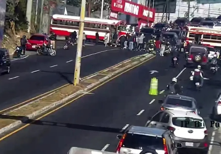 Bloqueo en San Cristóbal tras ataque armado contra piloto de bus en Ciudad Peronia