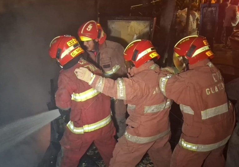 Bomberos controlan incendio en zona 14 de la capital guatemalteca que afectó varias viviendas