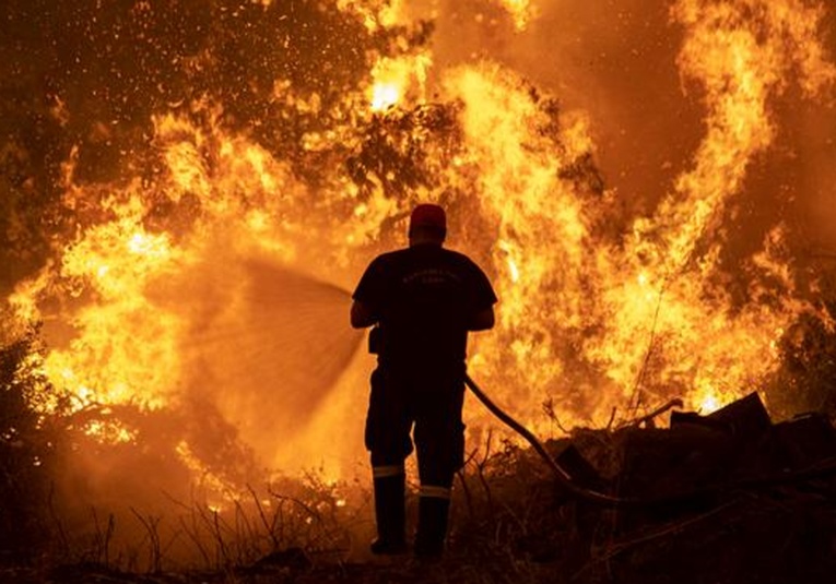 Bomberos en lucha cuerpo a cuerpo contra incendio en isla griega de Eubea bomberos-en-lucha-cuerpo-a-cuerpo-contra-incendio-en-isla-griega-de-eubea-095620-095700.jpg