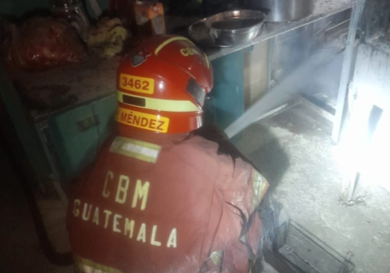 Bomberos logran controlar incendio en restaurante de Vista Hermosa 2, zona 15